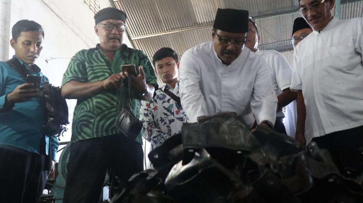 Foto: Gus Ipul saat mengunjungi pengrajin logam di Pasuruan