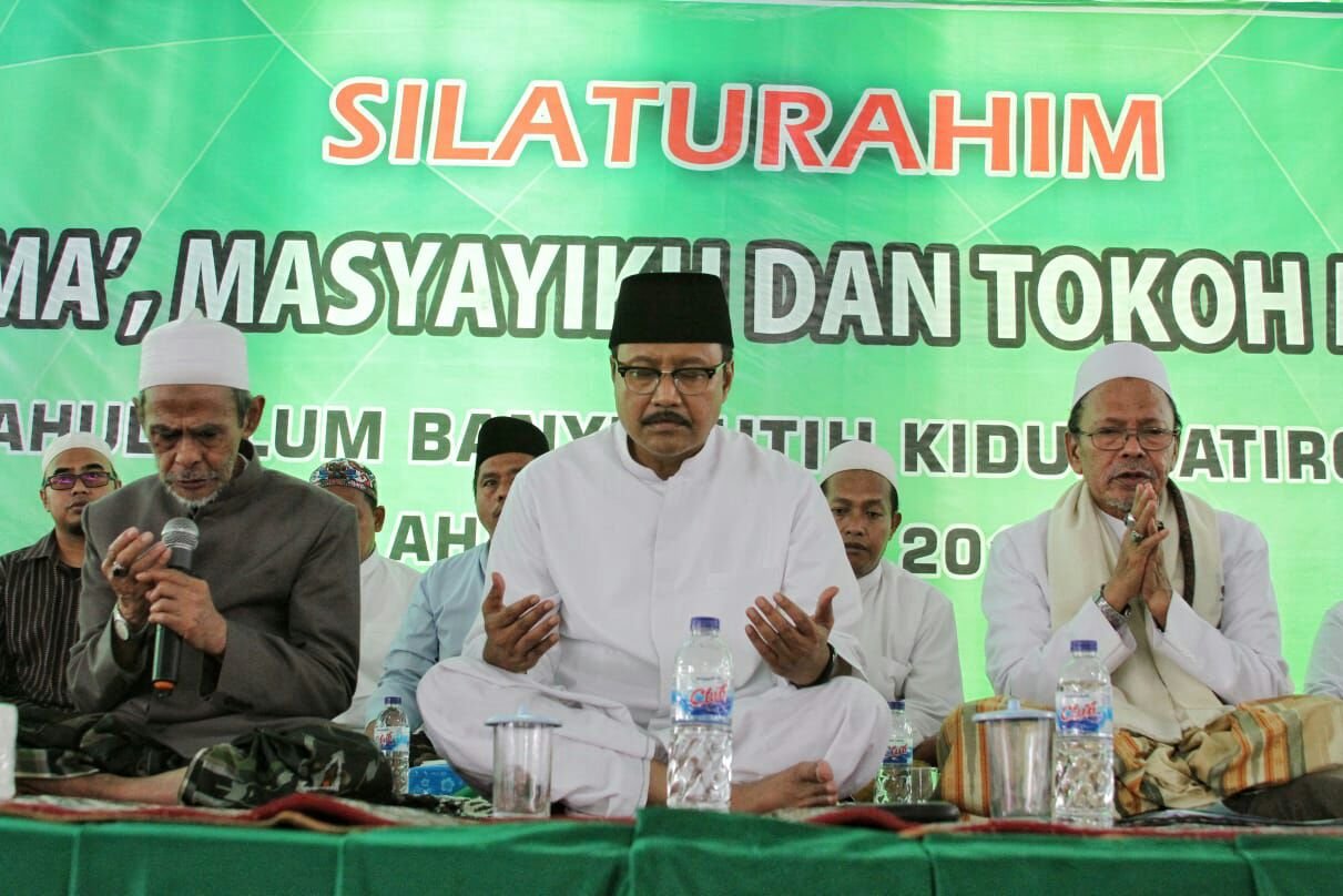 Foto: Gus Ipul ditengah-tengah ulama dan pengasuh ponpes dua kabupaten