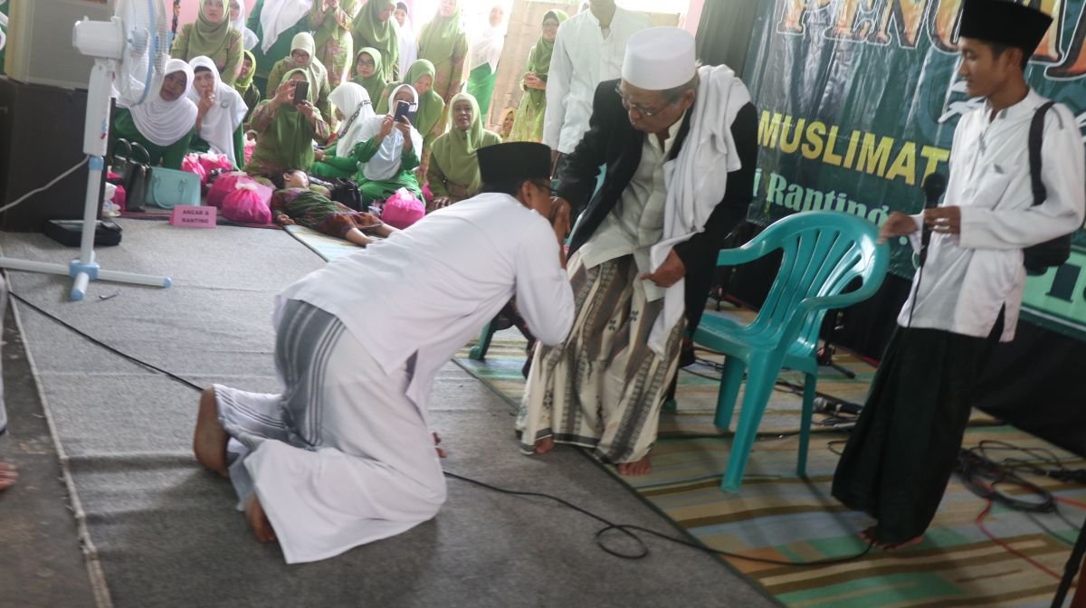 Foto: Gus Ipul Saat sallim sama kiai