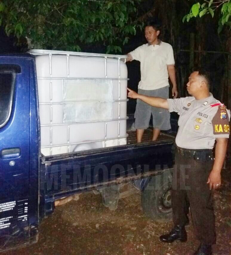 Foto: Jajaran Polsek Bantur saat mengecek pick up bermuatan bahan baku miras