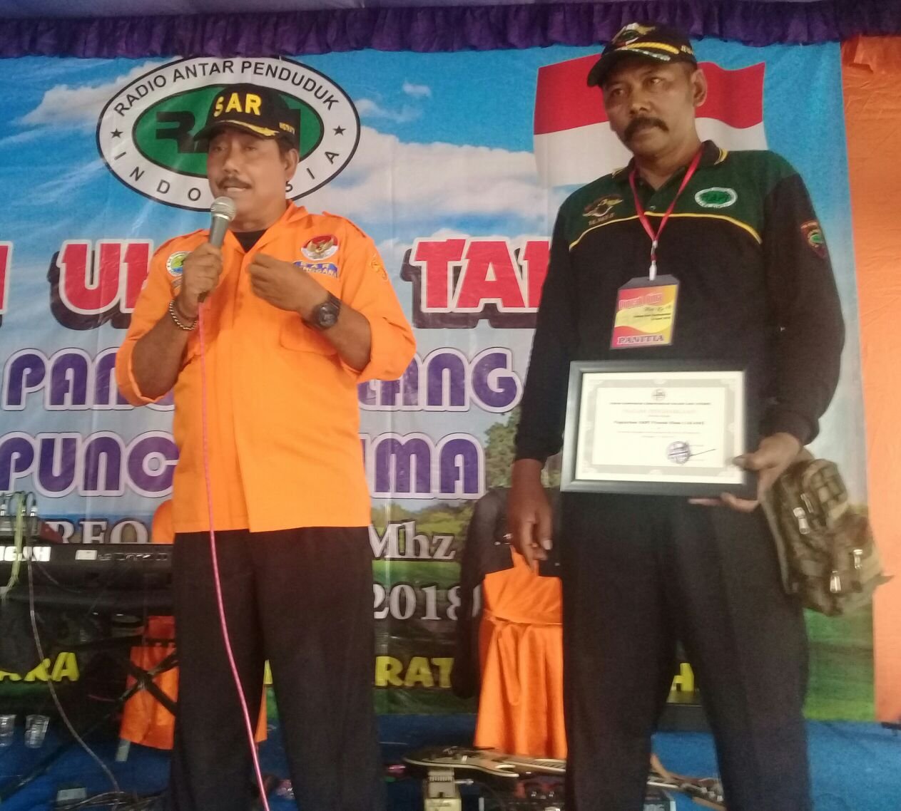 Foto: RH Sarjono saat saat memberi sambutan usai  menyerahkan piagam.