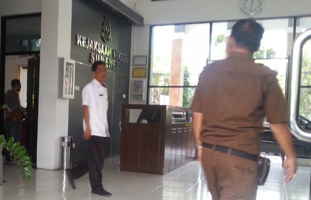 Foto: Camata Kalianget Abd. Basid saat akan diperiksa tim penyidik