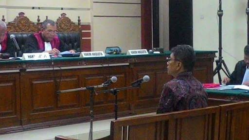 Foto: Eddy Rumpoko saat menjalani sidang putusan di Pengadilan Tipikor Surabaya