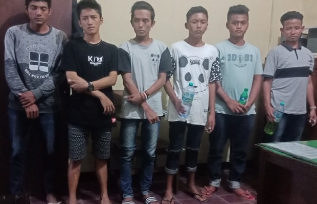 Foto: 6 orang pemuda yang ditangkap polisi saat pesta miras oplosan
