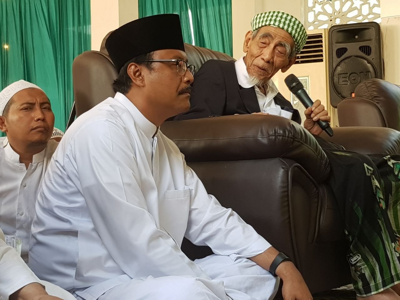 Foto: Gus Ipul saat bersama Mbah Mon 