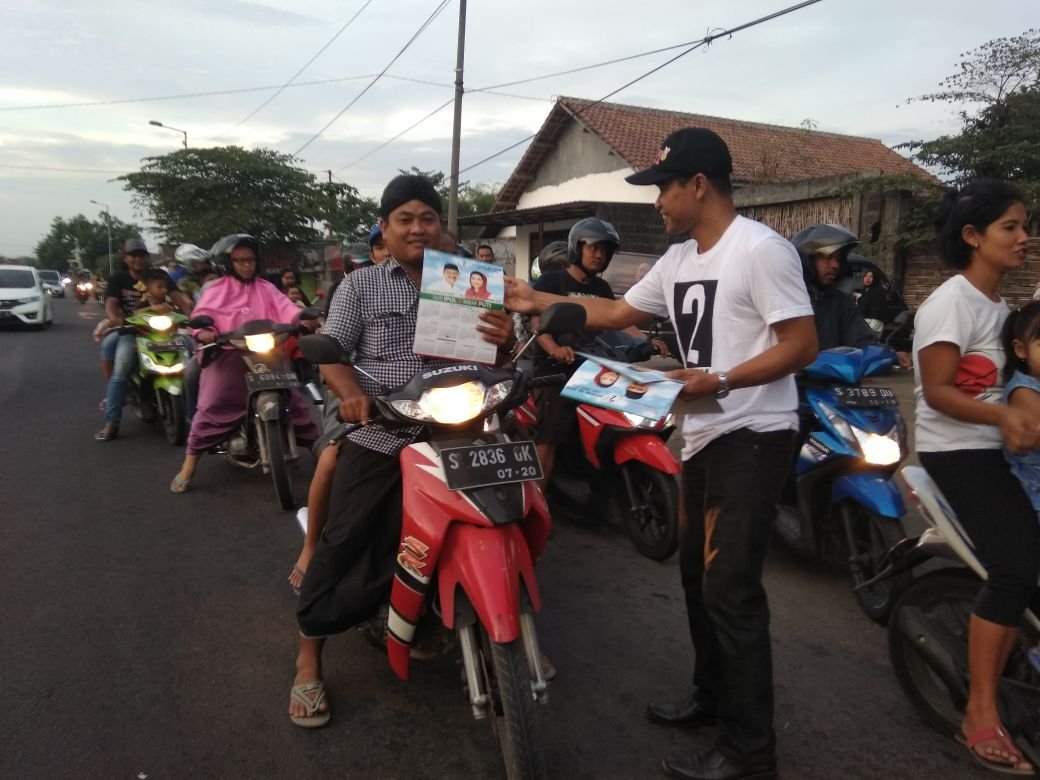 Foto: Relawan SAPA GUSTI Mojokerto saat bagi-bagi takjil