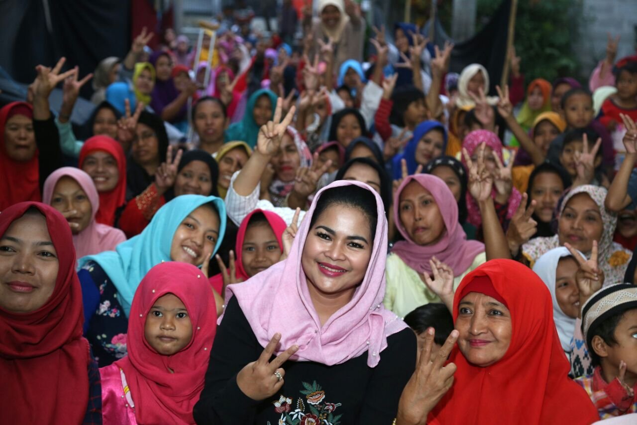 Foto: Puti Guntur bersama warga surabaya