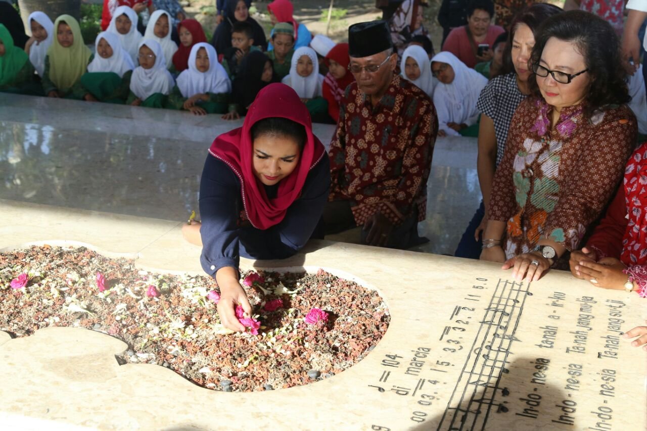 Foto: Puti Guntur Soekarno di Makam Wr. Supratman Surabaya