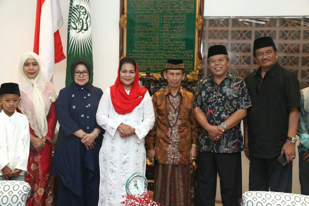 Foto: Puti Guntur saat sowan ke kiai sepuh di kediri