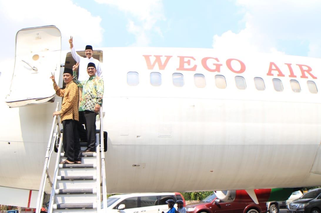 Foto: Gus Ipul saat akan naik pesawat dari dalam hutan lamongan