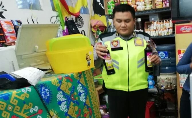 Foto: Petugas gabungan saat mengamankan puluhan botol miras di muncar banyuwangi