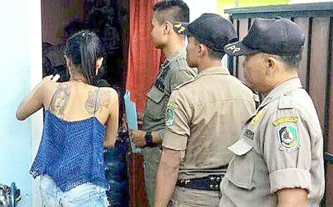 Foto: Petugas Gabungan saat merazia rumah kos 