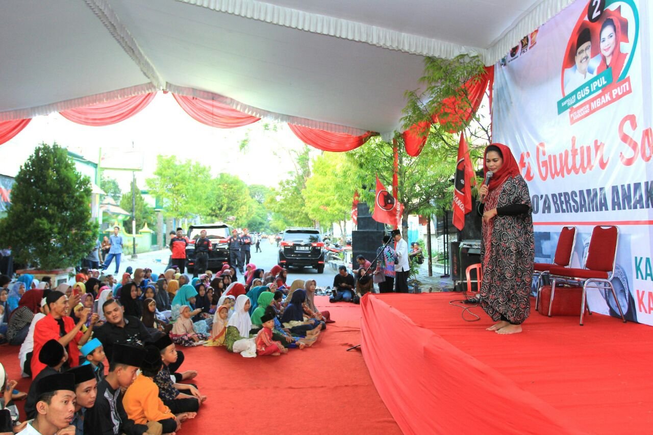 Foto: Puti Guntur bersama anak yatim piatu di Ngawi