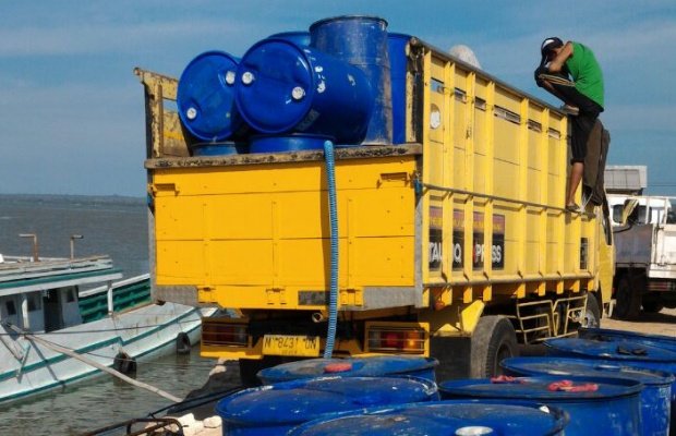 Foto: Ils pengiriman BBM di pelabuhan Gersik Putih