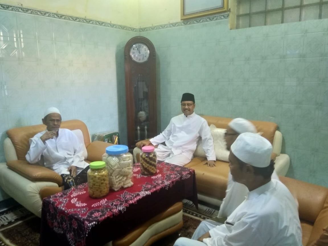 Foto: Gus Ipul saat sowan ke kediaman KH. Nawawi Sidogiri