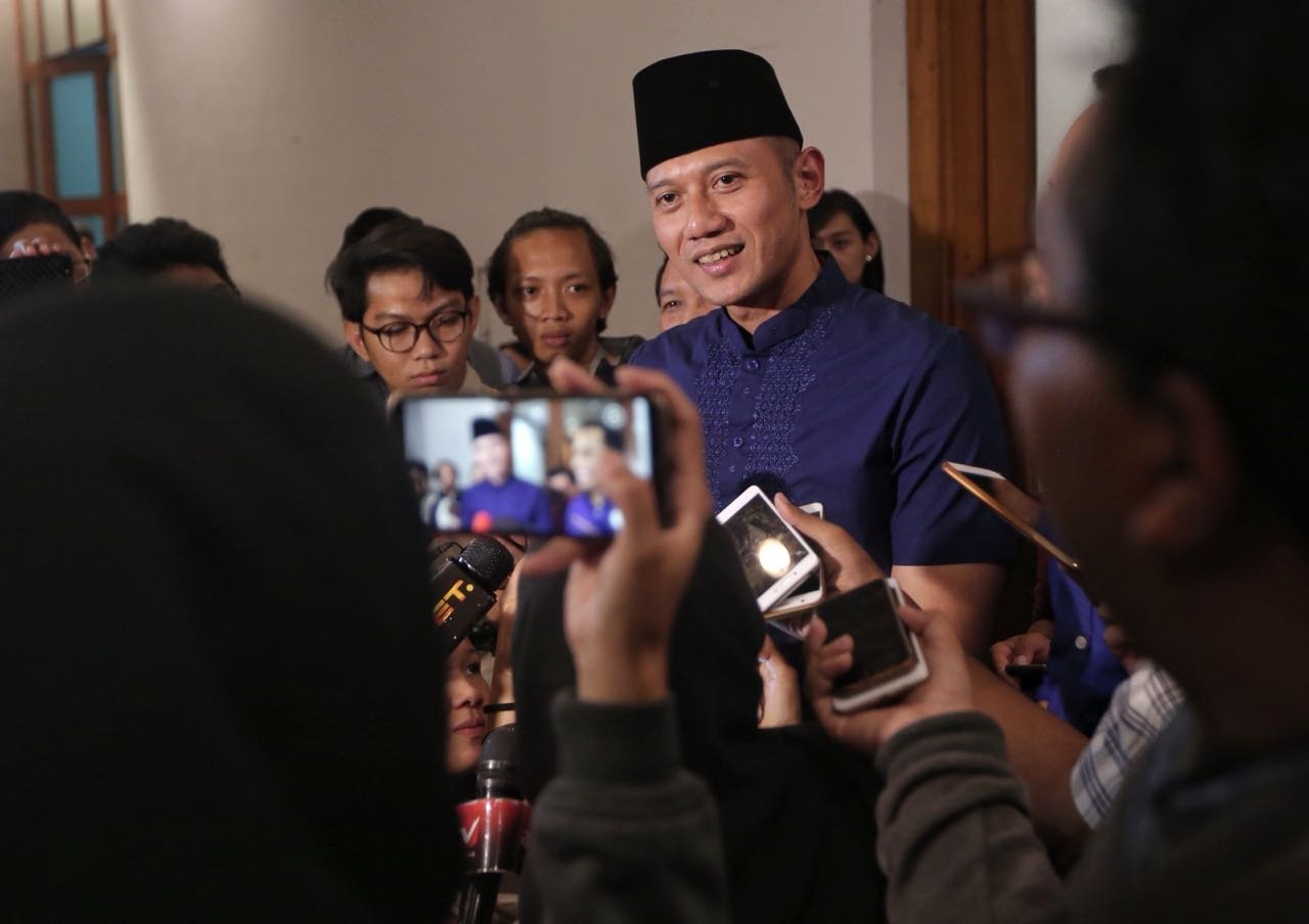 Foto: AHY saat wawancara dengan sejumlah awak media