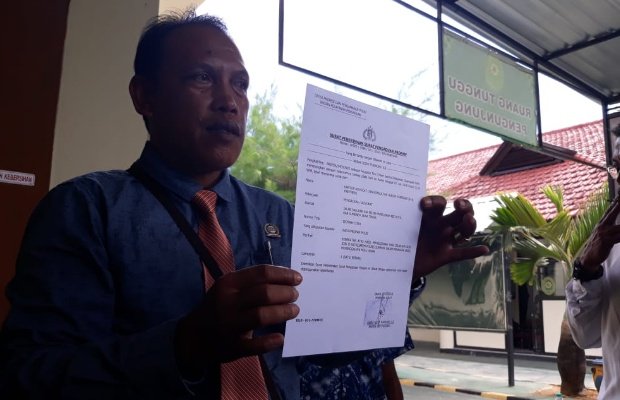 Foto: Syafrawi Kuasa Hukum Moh. Hasan saat menunjukan bukti laporan ke mabes polri