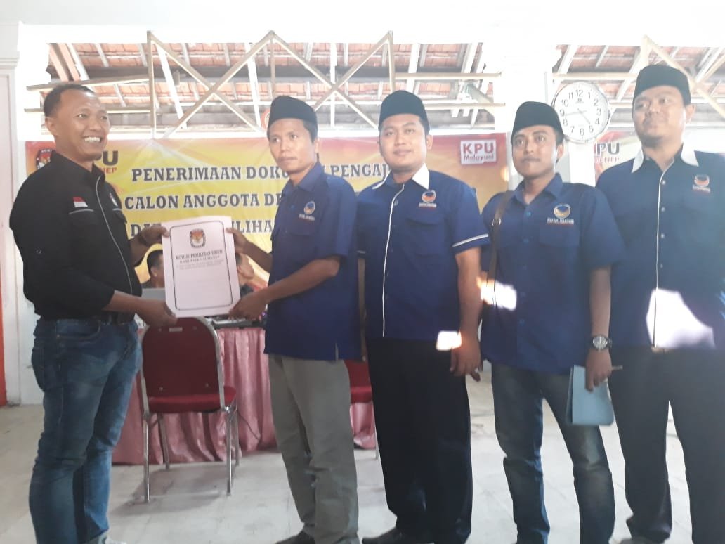 Foto: Bacaleg Nasdem saat serahkan berkas pencalegannya ke KPU