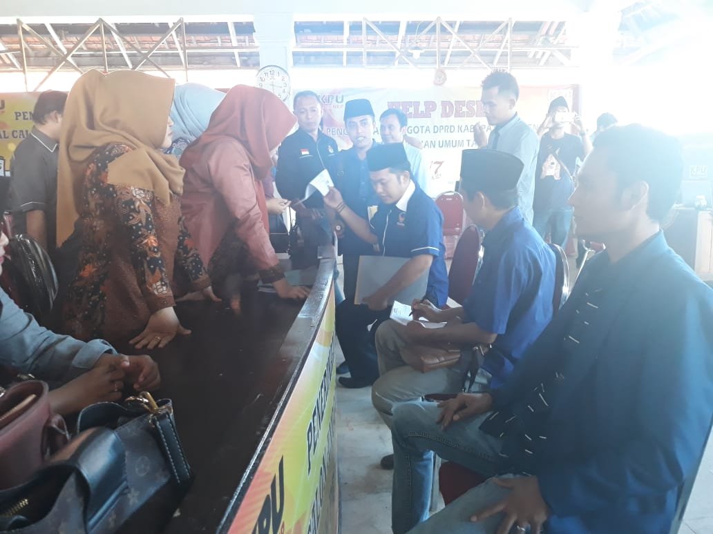 Foto: Bacaleg Nasdem saat serahkan berkas pencalegannya ke KPU