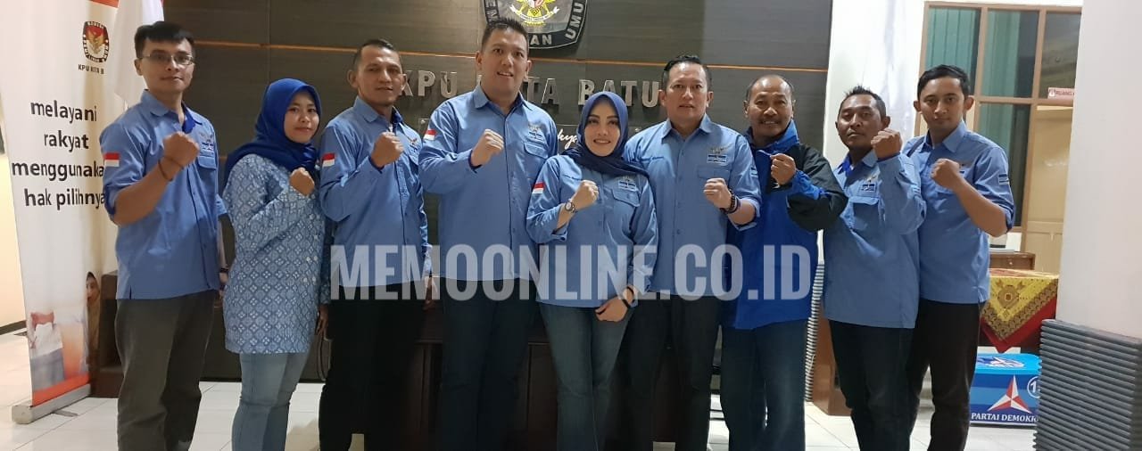 Foto: Hendra Angga Sonata (tengah) Ketua DPC Partai Demokrat Kota Batu yang didampingi Deddy Irfan Alwani Ketua Fraksi Partai Demokrat DPRD Kota Batu, beserta Bacaleg Partai Demokrat Kota Batu di depan Kantor KPU Kota Batu
