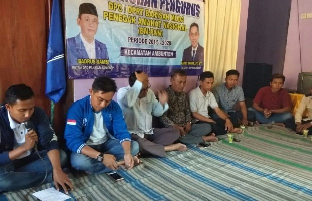 Foto:Ketua DPD BM PAN Sumenep saat mengukuhkan BM PAN Ambunten