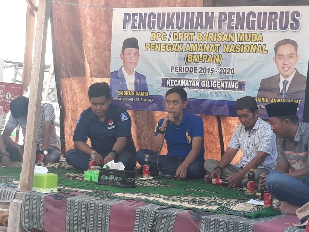 Foto: Ketua DPD BM PAN Sumenep Hairul Anwar saat melakukan pengukuhan DPC Gili Genting