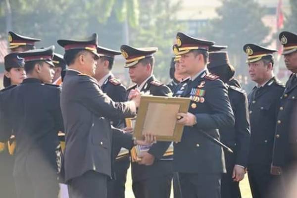 Foto: Kapolres Batu AKBP Budi Hermanto, SIK, M.Si (kanan) saat menerima reword dari Kapolda Jatim.