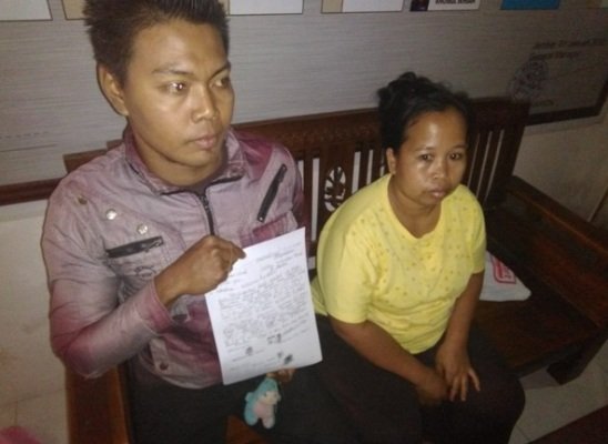 Foto: Roni putra Bapak Sadriman bersama saudaranya saat menunjukkan bukti kepemilikan lahan