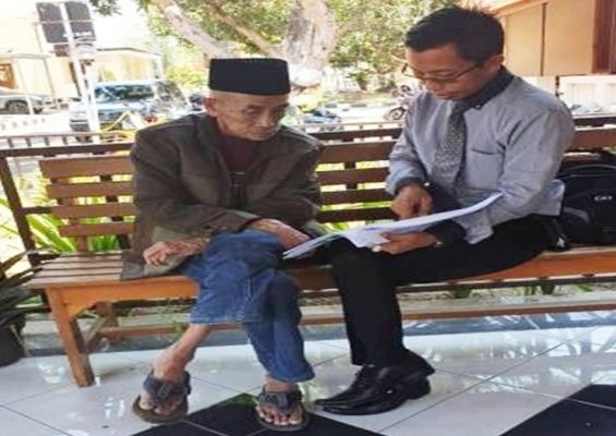 Foto: Imam Safii didampingi kuasa hukumnya Nurul Jamal Habaib SH. 