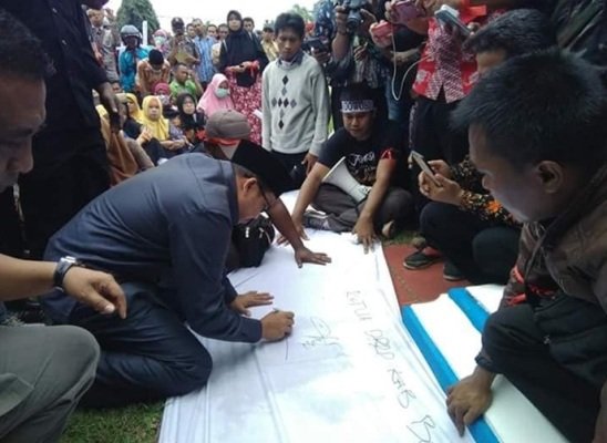 Foto: Ketua DPRD Bondowoso bersama pendemo