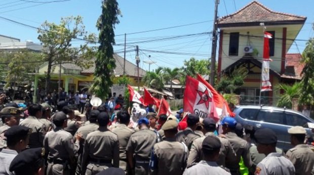 Foto: Aktivis GMNI saat demo bupati