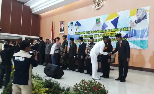 FOTO: Bupati Bekasi Saat Melantik 154 Kepala Desa terpilih Hasil Pilkades Serentak 2018