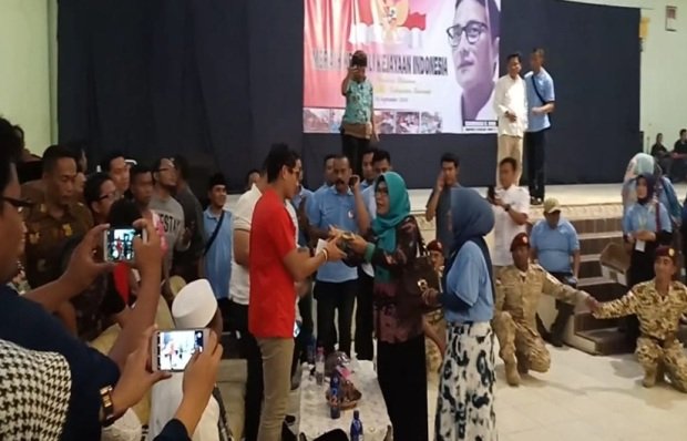 Foto: Emak-emak Sumenep saat menyerahkan amplop kepada sandiaga uno