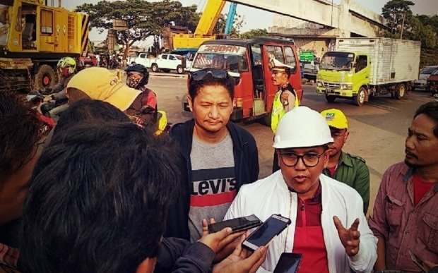 Foto: Kepala Dinas (Kadis) PUPR, Jamaludin saat wawancara dengan media