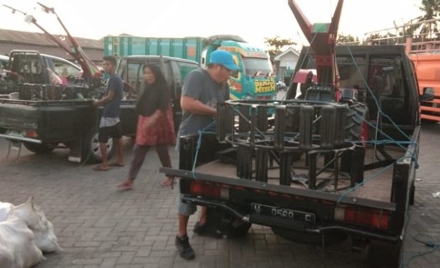 Foto: Penyaluran bantuan alat pertanian ke kepulauan kangean