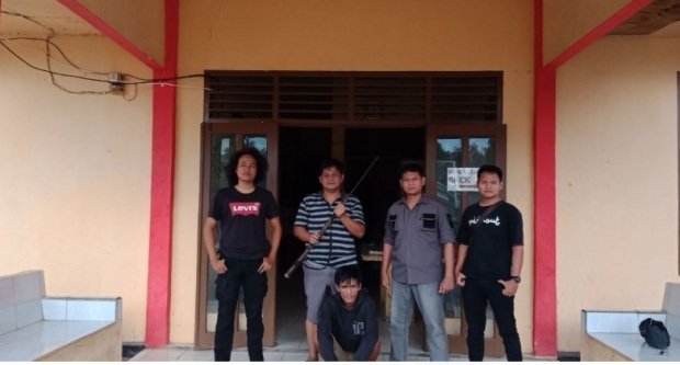 Foto: Kapolsek penukal Abab memegang senpira didampingi jajarannya  