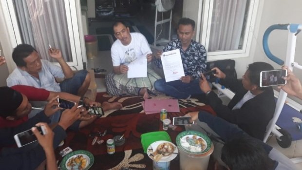 Foto: Ketua DPRD Sumenep Herman Dali Kusuma menunjukkan bukti pencabutan surat gugatannya