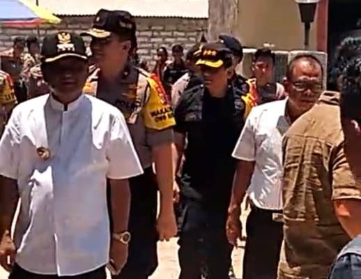 Foto: Wakapolda Jatim saat memonitor pelaksanaan psu di Sampang 