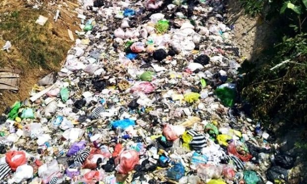 Foto: Tumpukan Sampah di bantaran sungai pragaan