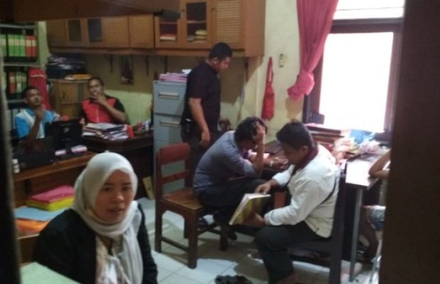 Foto: Oknum LSM yang ditangkap polisi di Sumenep saat menjalani pemeriksaan