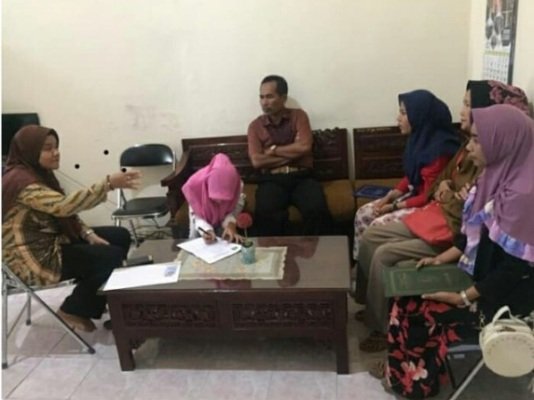 Foto: Korban pelecehan seksual guru honorer saat menjalani pemeriksaan