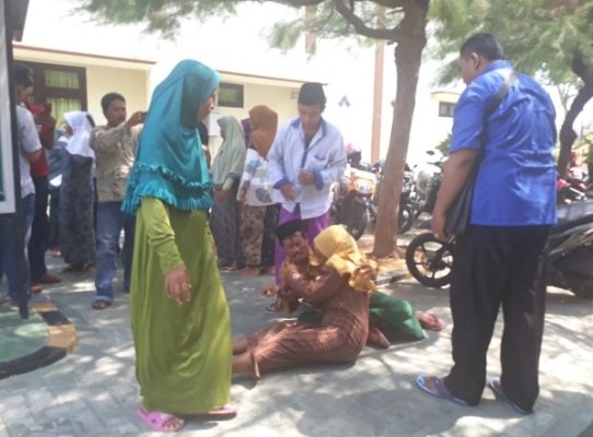 Foto: Kelurga korban pembunuhan Pragaan histeris di halaman PN Sumenep