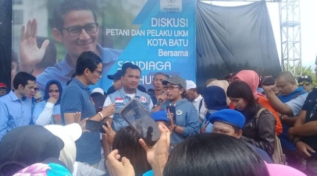 Foto: Sandiaga saat mendengarkan keluhan dari Ainun Chamnah Caleg DPRD Kota Batu yang mewakili paguyupan sopir angkutan lokal sembilan jalur  untuk mencari solusi