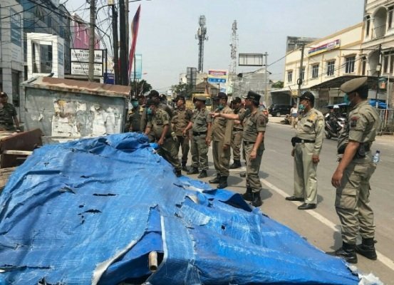 Foto: Satpol PP saat menata pedagang di Jalan Yos Sudarso Bekasi