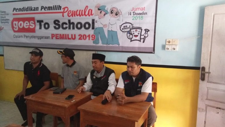 Foto: KPU Sampang Goes To Schol bersama pelajar