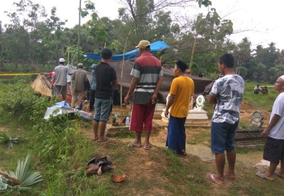 Foto: Suasana Makam Korban Racun Istri oleh Tim Labfor Polda Jatim