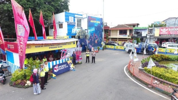 Foto: Pos Pam Natal dan Tahun Baru 2019 Polres Batu (Pos M90 Batu Plaza) di Jalan Gajah Mada, Kota Batu, yang didesain unik usung konsep Movie "Avengers"