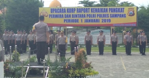 Foto: Upacara kenaikan pangkat 45 anggota polres Sampang