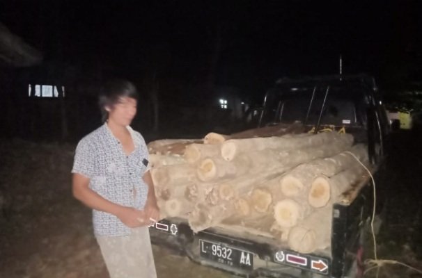 Foto: Herman, warga  Kepulauan Kangean, Sumenep saat diamankan petugas