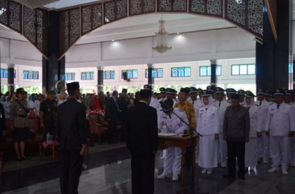 Foto: Pengukuhan dan pengambilan sumpah 45 kades terpilih oleh Bupati pemalang